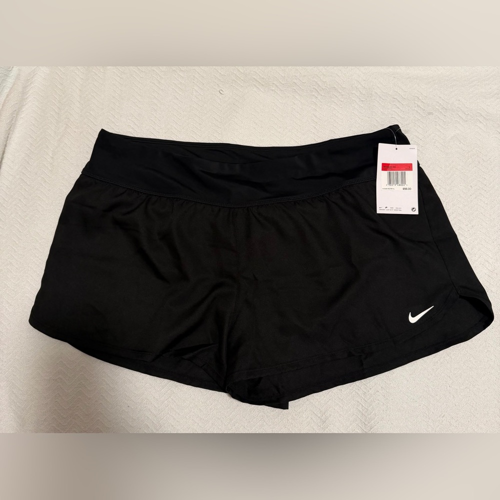 NWT NIKE WOMENS BLACK ATHLETIC SHORT SIZE L